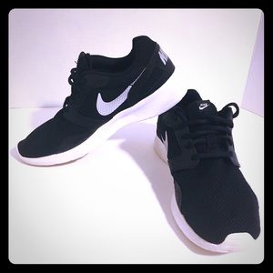 Nike Woman’s Kaishi Running Shoe Sz 9 654845-001